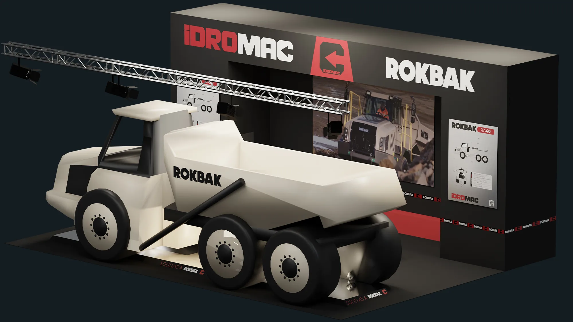Vista laterale dello stand Idromac con grafica Rokbak e dumper articolato