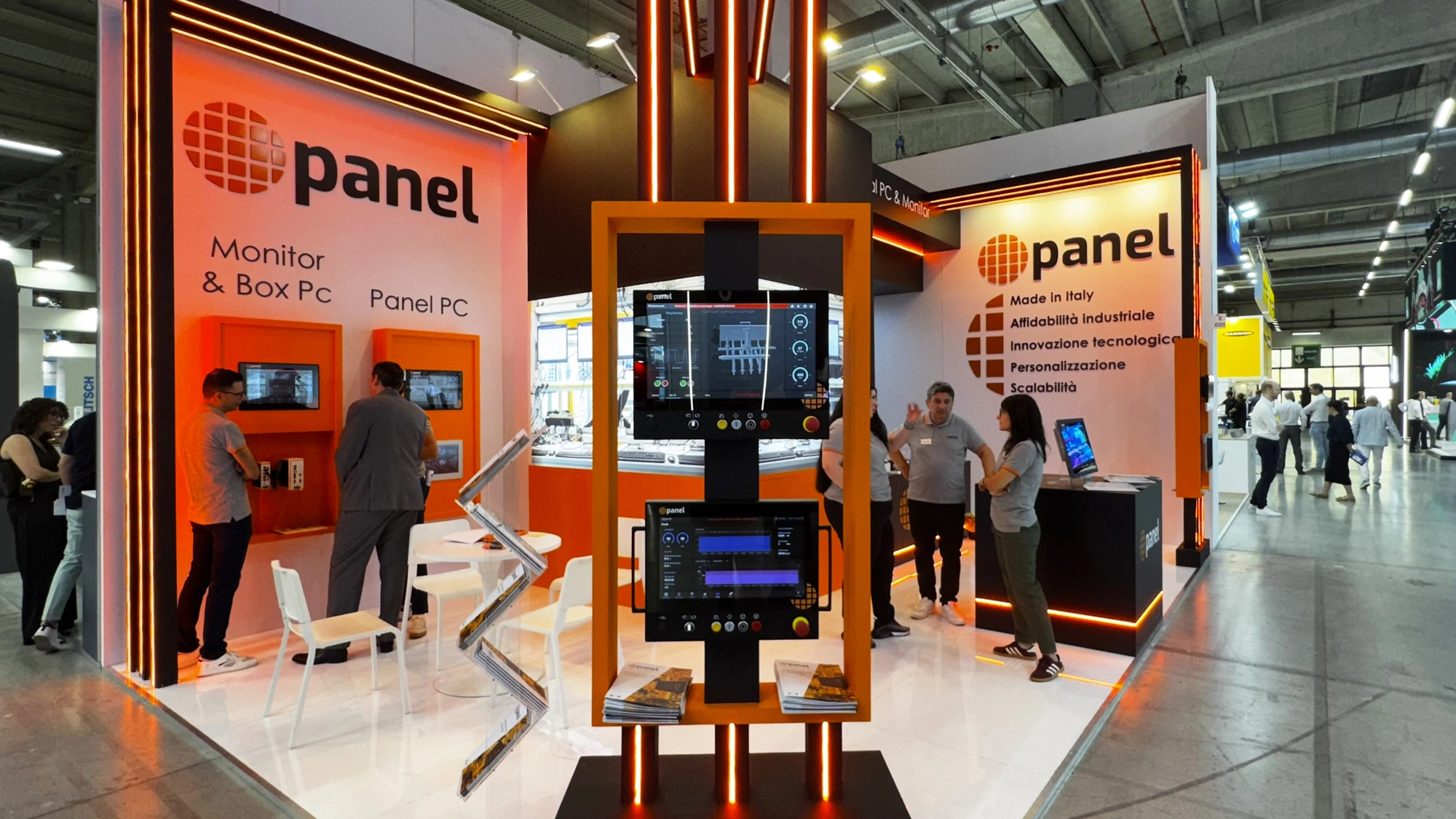 Ingresso e postazioni prodotto dello stand Panel