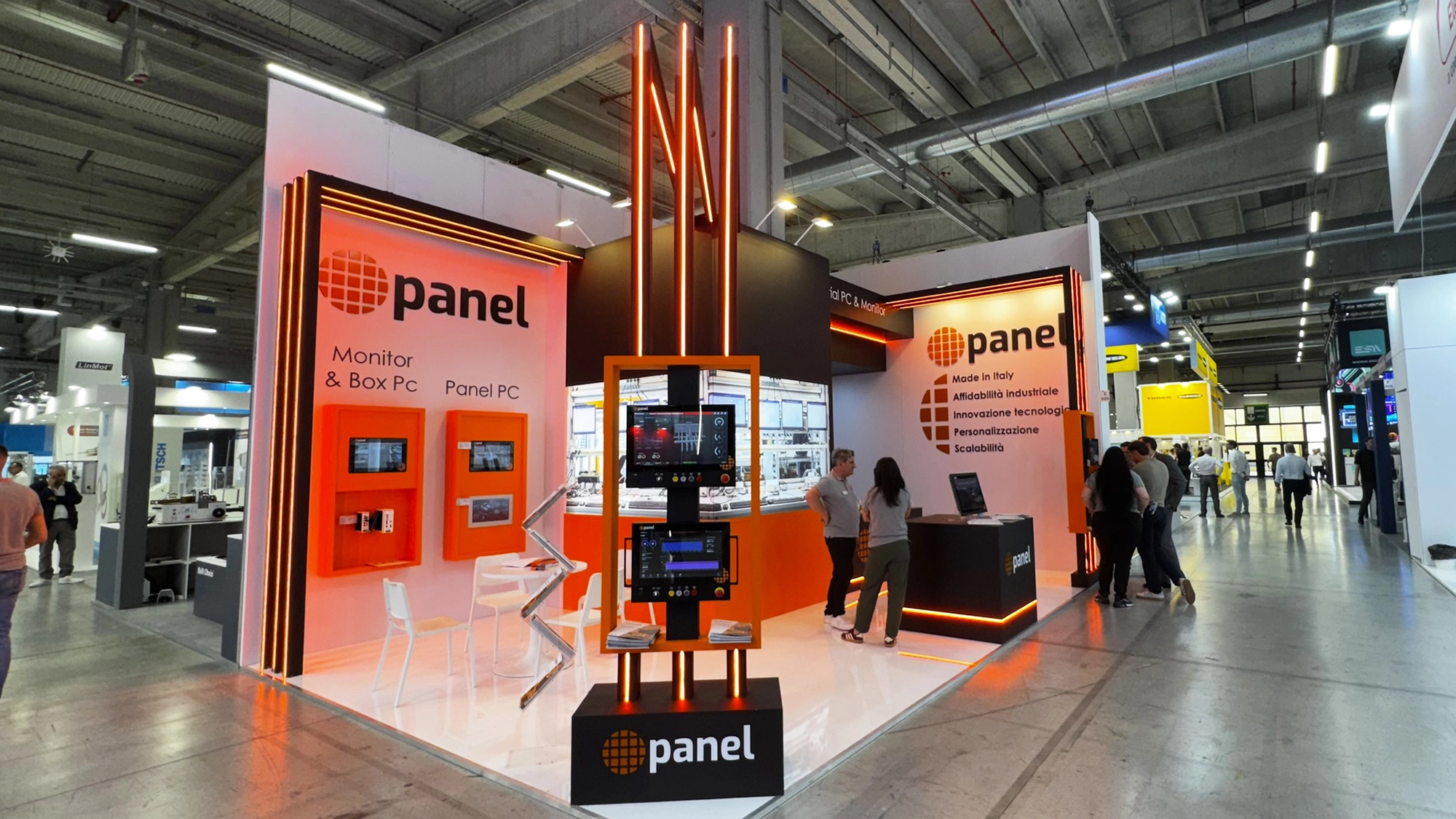 Area incontro e desk dello stand Panel